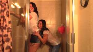 alexis-and-vanessa-in-the-shower_5.jpg