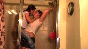 alexis-and-vanessa-in-the-shower_7.jpg