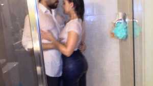 hot-fun-in-the-shower_4.jpg
